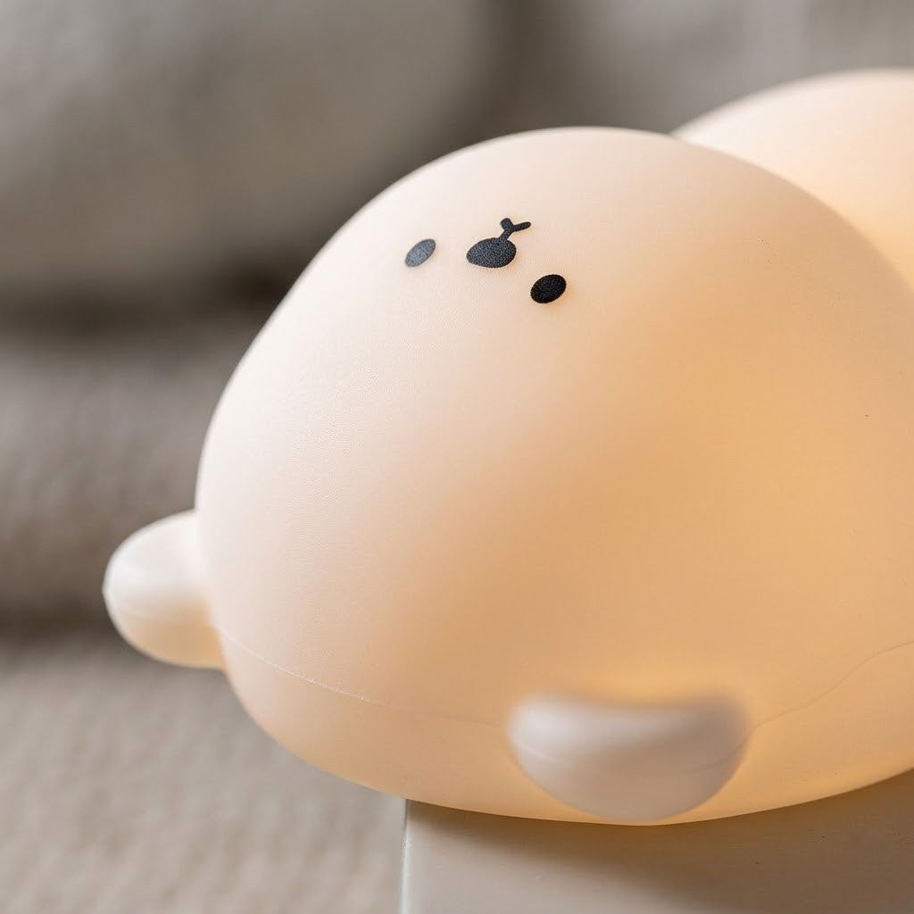 Veilleuse ours allongée sur le dos