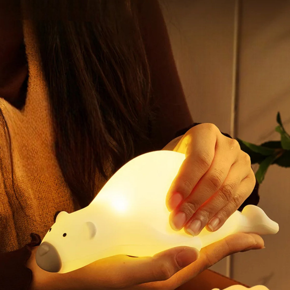 Veilleuse ours allongé sur le ventre