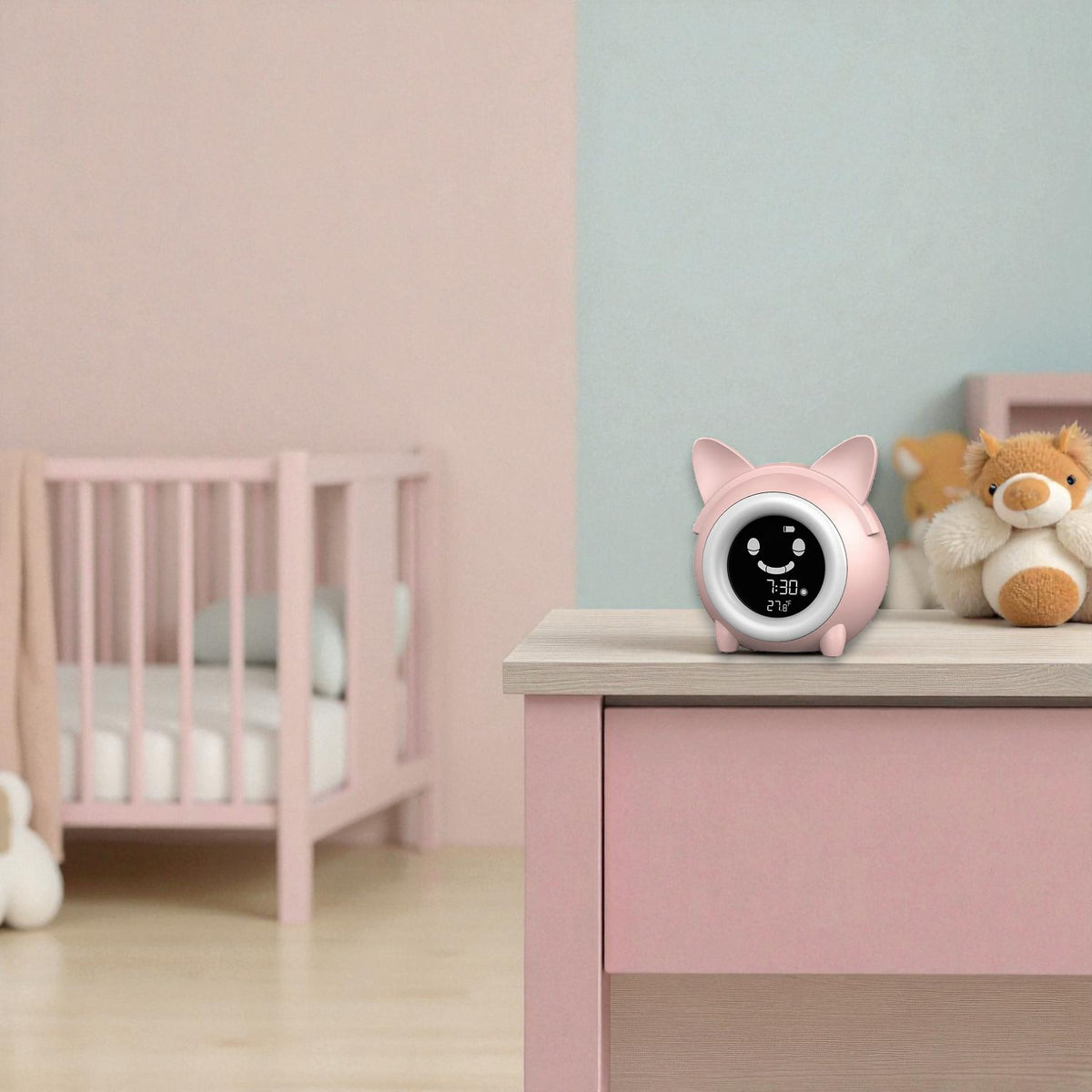 Chambre de bébé claire avec lit à barreaux rose et veilleuse réveil chat sur la commode