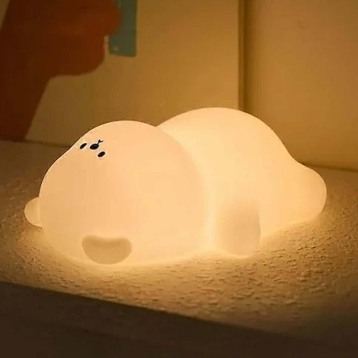 Veilleuse ours allongée sur le dos